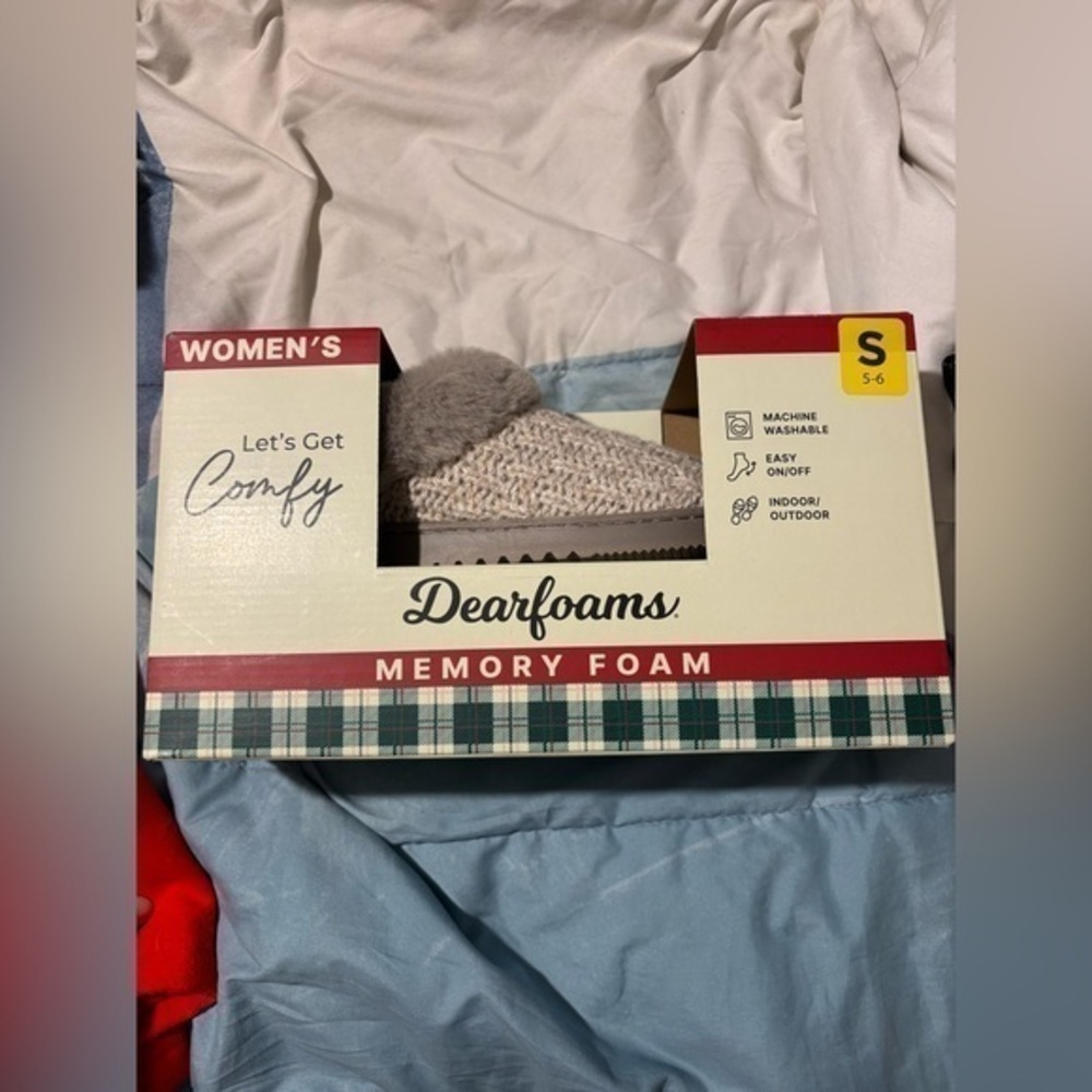 NWT Dearfoams Cream  Women's Slippers